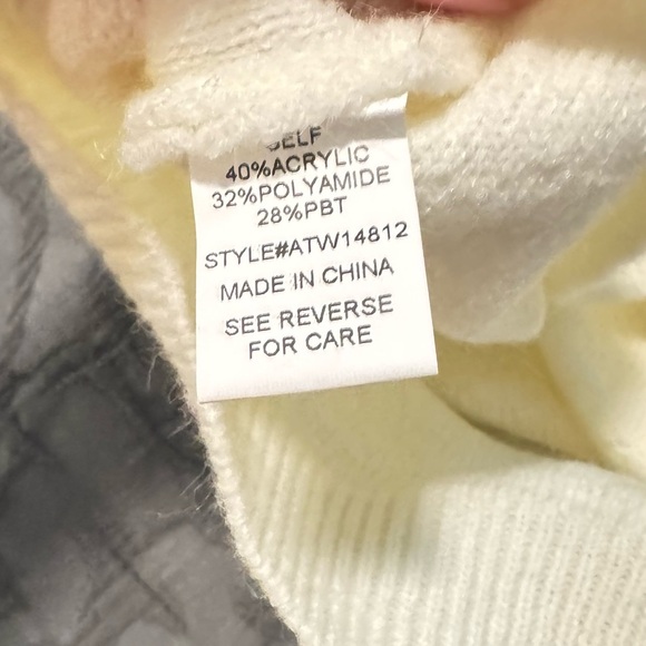 Cream Knit Short Sleeve Sweater
Size S/M - Picture 4 of 7